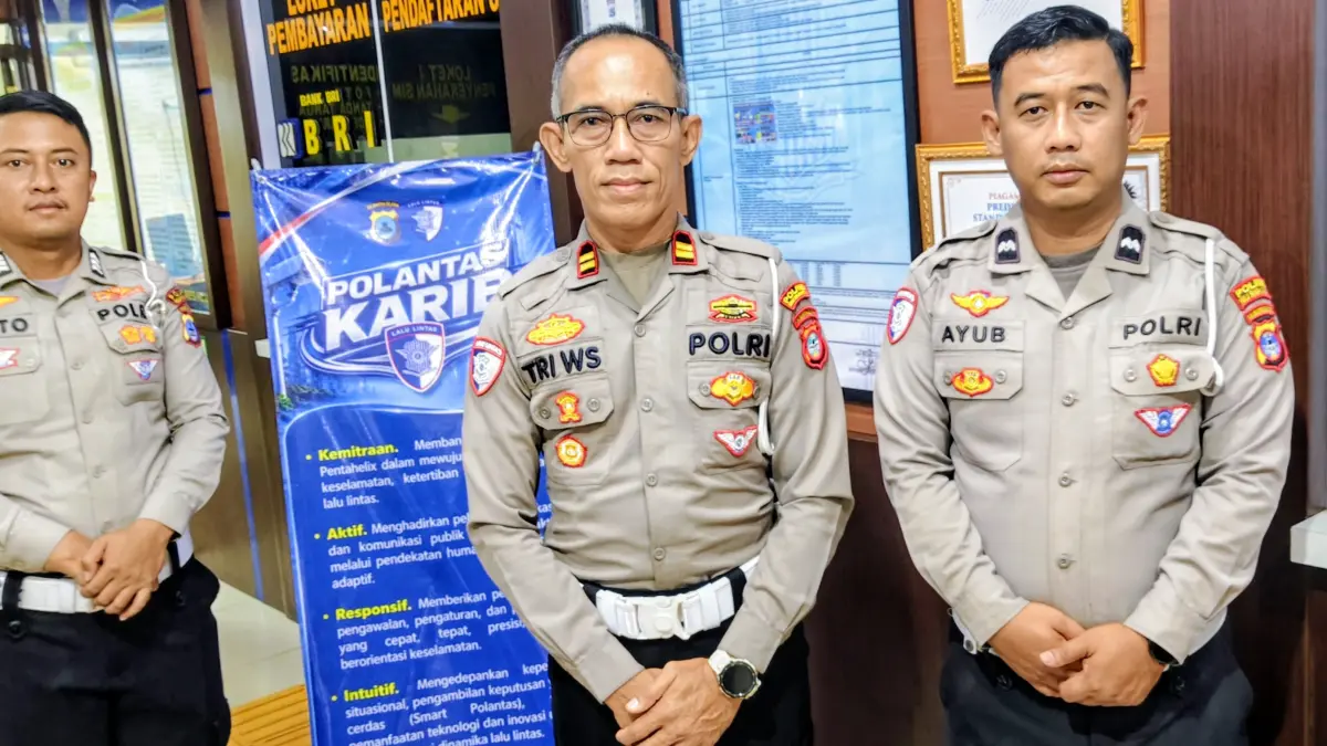 SUMBER: Kasat Lantas Polres HSU Iptu Tri Widodo didampingi jajaran di ruang pelayanan Polres Hulu Sungai Utara. (Foto: M Akbar)&nbsp;
