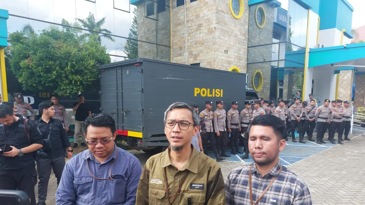 TEGASKAN: Manager PLN UP3 Barabai (tengah) tegaskan kompensasi pemadaman bukan anti rugi uang. (Foto: Jamaluddin/Radar Banjarmasin).