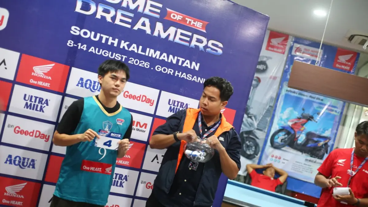 PENGUNDIAN: Suasana Technical Meeting Honda DBL with Kopi Good Day 2026 South Kalimantan di Trio Motor Perintis, Banjarmasin, Sabtu (1/8/2026). Para perwakilan tim putra dan putri dari berbagai sekolah di Kalimantan Selatan mengikuti jalannya technical meeting dengan penuh antusias.(Foto: M Idris Jian Sidik/Radar Banjarmasin)