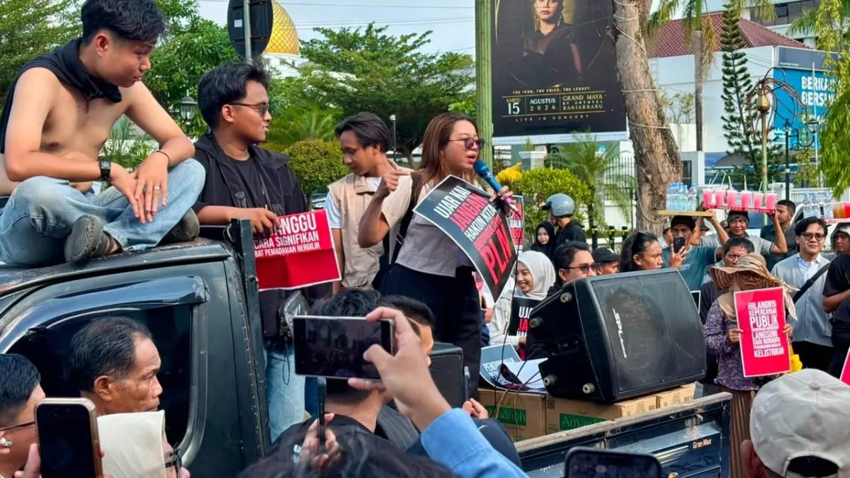 LANTANG: Alint Markani berorasi di atas bak mobil pikap saat aksi unjuk rasa di depan Kantor PLN UP3 Banjarmasin, Jalan Lambung Mangkurat, Rabu (29/7). Ia menyampaikan keluhan warga terkait dampak pemadaman listrik berkepanjangan. (Foto: Zulvan Rahmatan/Radar Banjarmasin)