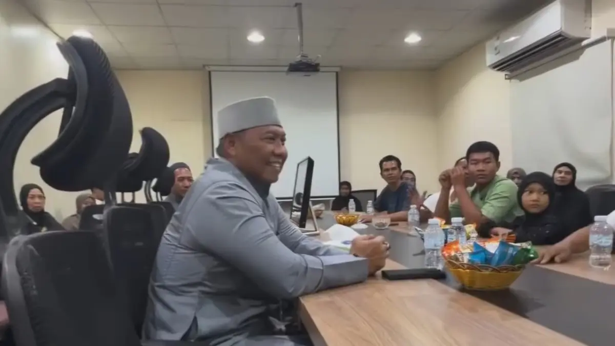 BANTUAN: Anggota DPR RI asal Kalimantan Selatan Bambang Heri Purnama membantu memfasilitasi kepulangan jemaah umrah asal HST dan Tabalong yang sempat terlantar di Jeddah, Arab Saudi. (Foto: Tangkapan layar)