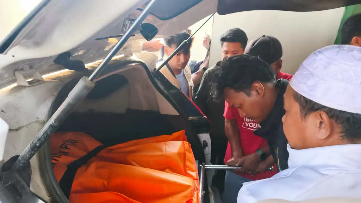 EVAKUASI: Jenazah salah satu korban kecelakaan lalu lintas di Jalan Alternatif Batulicin–Banjarbaru saat dievakuasi ke Puskesmas Mantewe, Sabtu (1/8/2026).(Foto: PKJR untuk Radar Banjarmasin)