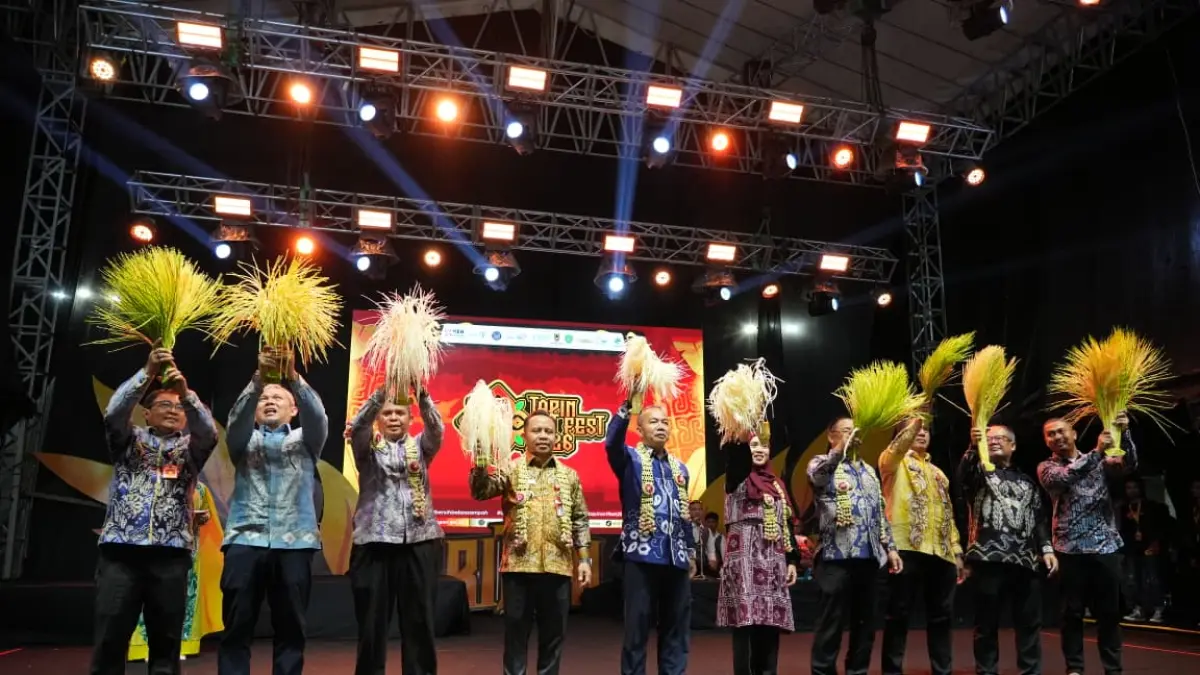  Gemerlap panggung dan antusiasme ribuan masyarakat memenuhi Ruang Terbuka Publik (RTP) Rantau, Jumat (31/7/2026) malam.