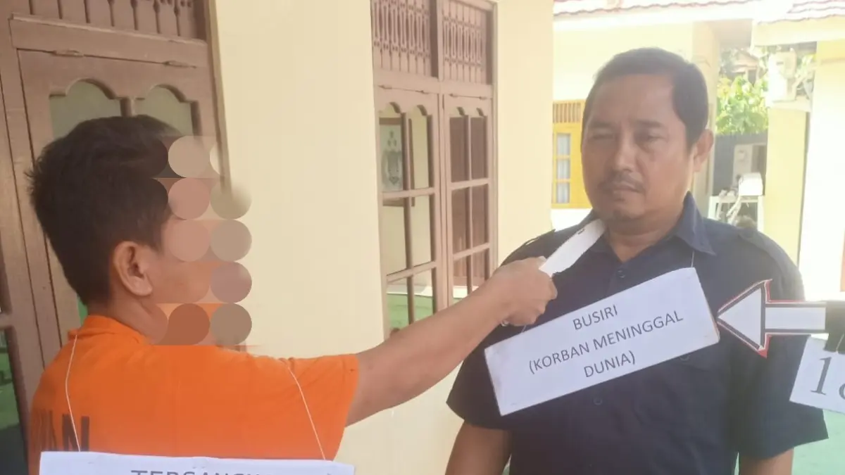 REKONSTRUKSI: Dua tersangka memperagakan salah satu adegan dalam rekonstruksi kasus pembunuhan dan penganiayaan berat di Mapolsek Banjarmasin Tengah, Senin (27/7).  | Foto: Humas Polsek Banjarmasin Tengah untuk Radar Banjarmasin