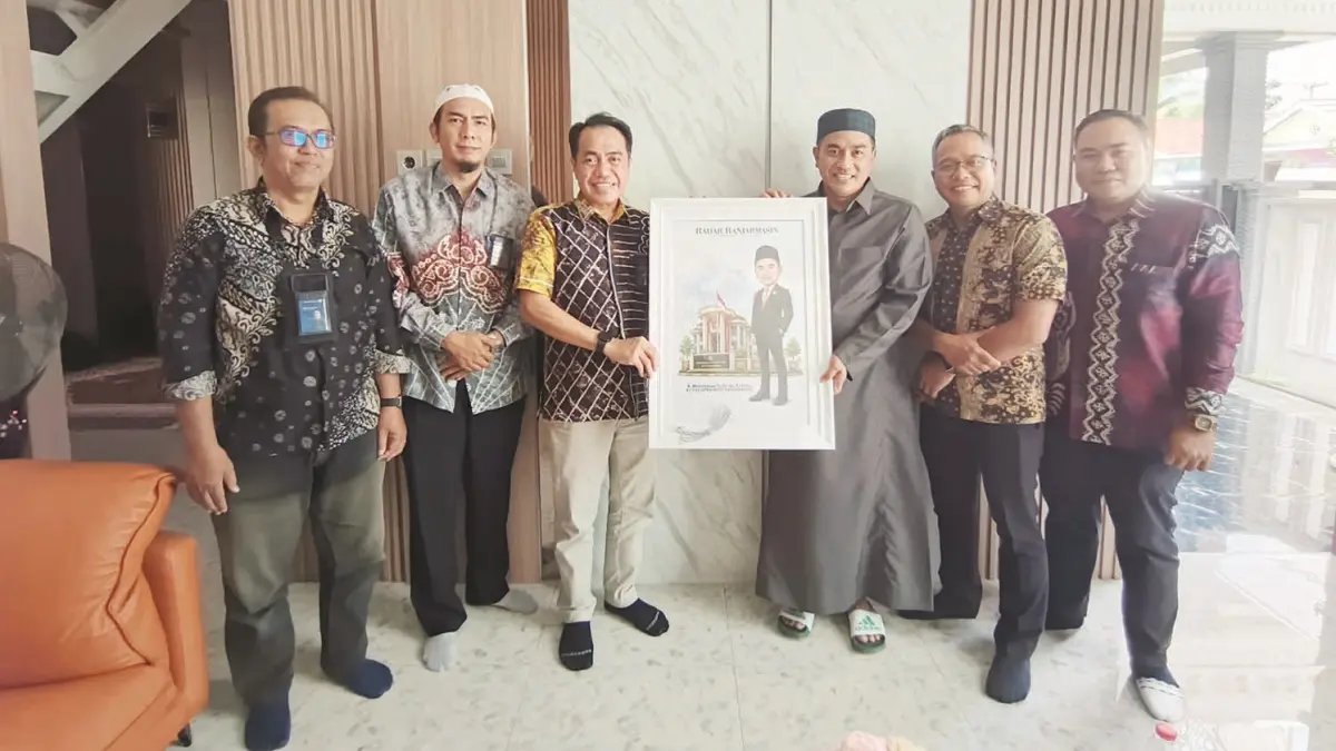 SILATURAHMI: Manajemen Radar Banjarmasin saat memberikan kenang-kenangan kepada Ketua DPRD Banjarbaru, H. Muhammad Syahrial, Jumat (31/7).
(Foto: Sheilla/Radar Banjarmasin)&nbsp;