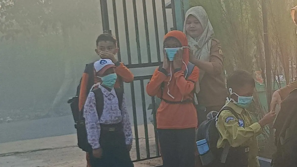 Siswa sekolah di Banjarbaru harus memakai masker. Dinkes Kalsel mengungkap, angka kasus Infeksi Saluran Pernapasan Akut (ISPA) mengalami lonjakan. (Sheilla Fazarela)
