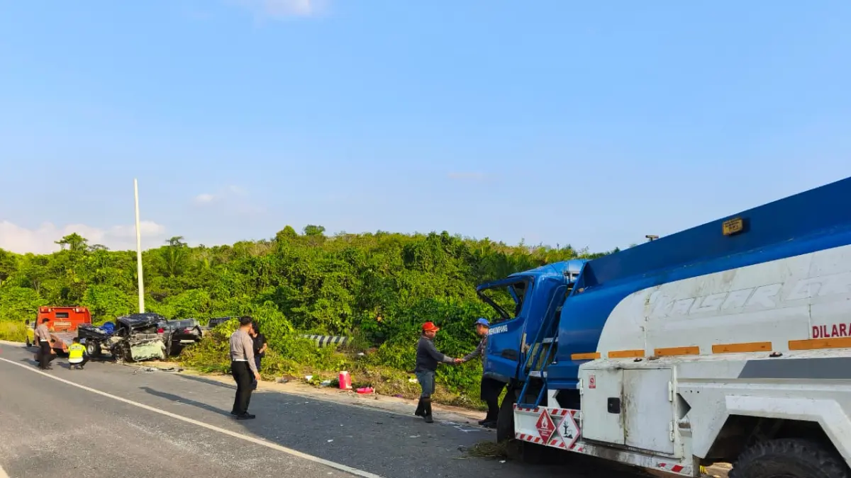 TKP: Petugas kepolisian melakukan olah tempat kejadian perkara (TKP) di lokasi kecelakaan maut yang melibatkan mobil tangki dan mobil pikap di Jalan Alternatif Batulicin–Banjarbaru, Desa Gunung Raya, Kecamatan Mantewe. (Foto: PKJR Tanah Bumbu untuk Radar Banjarmasin)