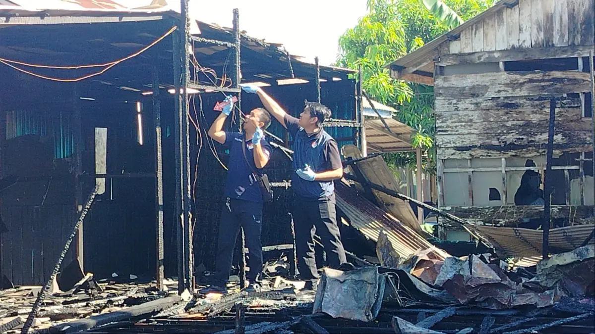 OLAH TKP: Petugas kepolisian bersama Tim Inafis Polres Barito Kuala melakukan olah tempat kejadian perkara di lokasi kebakaran yang menewaskan seorang warga di Kompleks Persada Permai Baru 2, Kecamatan Alalak, Kabupaten Barito Kuala, Minggu (2/8/2026). (Foto: Maulana/Radar Banjarmasin)