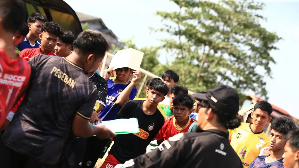 BERLATIH: Pelatih Peseban Bambang Hermawan memimpin jalannya seleksi pemain U-17 di Lapangan Kayu Tangi, Banjarmasin, Sabtu (1/8/2026). (M Idris Jian Sidik)