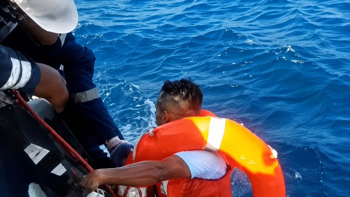 EVAKUASI: Awak kapal TB Hasnur 26 membantu mengevakuasi penumpang KMP Mutiara Sentosa 2 saat kebakaran hebat melanda kapal di perairan utara Pulau Sapudi, Sumenep. (Foto: tangkap layar video)