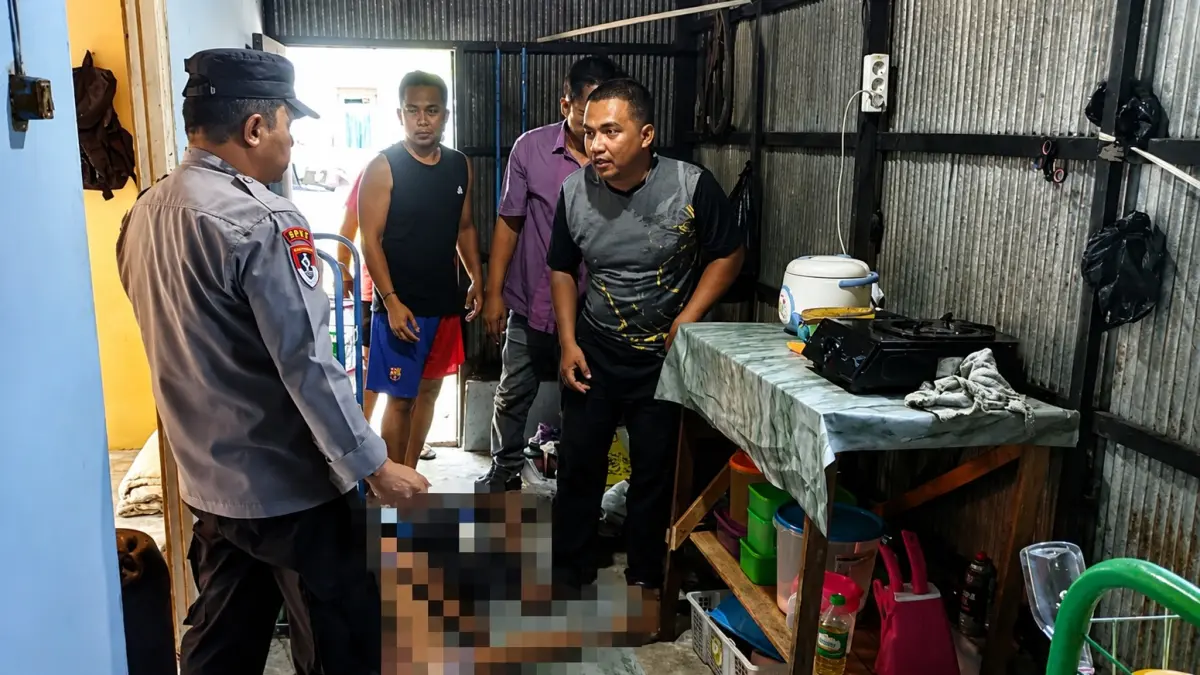 EVAKUASI : Petugas dari Polsek Bati-Bati dan warga melakukan evakuasi jasad HN (36) yang diduga gantung diri pada Sabtu (1/8/2026). (Foto : Polsek Bati-Bati untuk Radar Banjarmasin)