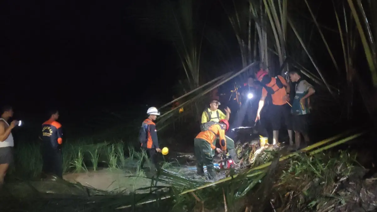 HADIR: Tim TRC BPBD HSU melakukan pemadaman kebakaran lahan di Desa Teluk Baru, Kecamatan Amuntai Selatan. 