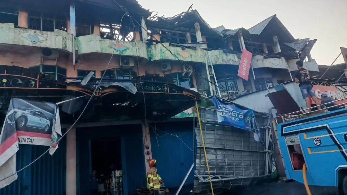 MELIHAT: Anggota Damkar HSU mendata kerusakan bangunan usai kebakaran yang menghanguskan sejumlah ruko di Jalan H Dasri, Simpang Empat Banua Lima, Amuntai Tengah, Minggu (2/8/2026).
