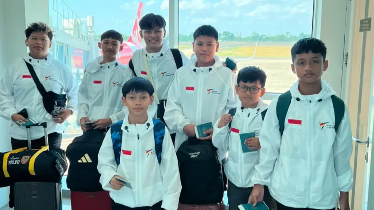 MEMBANGGAKAN: Enam atlet Taekwondo Kotabaru bersama pelatihnya Young Coach Sabeum Hadad (Wiqoldi Putra).
Foto: Syafrudin Alden untuk Radar Banjarmasin.&nbsp;