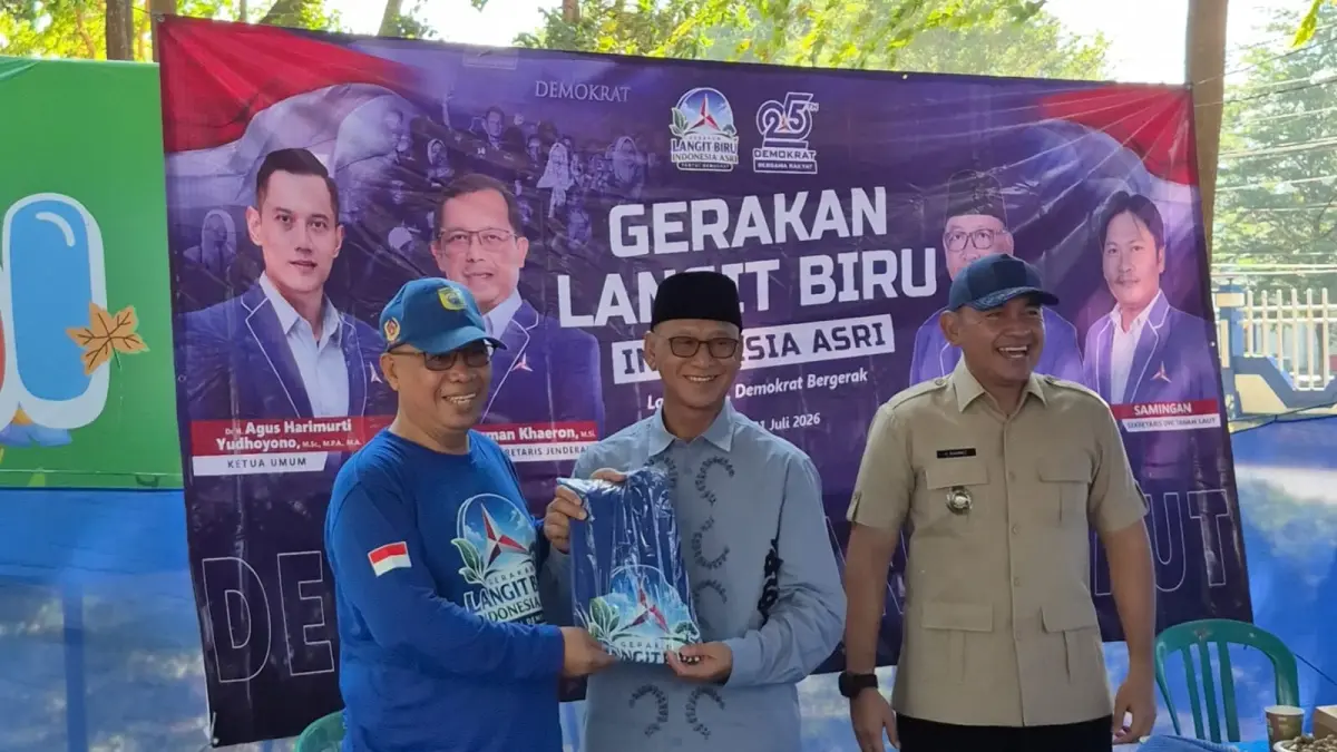 MENARIK : Ketua DPC Demokrat Tala H Arkani saat menyerahkan baju berlogo Partai Demokrat kepada salah satu tokoh di Tala H Iriansyah pada acara Langit Biru. (Foto : Demokrat Tala untuk Radar Banjarmasin)
