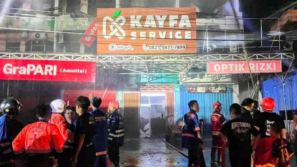 MUSIBAH: Kompleks pertokoan di kawasan Simpang Empat Banua Lima Amuntai terbakar Minggu (2/8/2026).