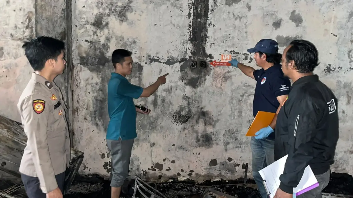 OLAH TKP: Petugas kepolisian bersama Tim Inafis Polres Hulu Sungai Utara melakukan olah tempat kejadian perkara di lokasi kebakaran enam pintu ruko di Jalan Norman Umar, Kelurahan Kebun Sari, Kecamatan Amuntai Tengah, Minggu (2/8/2026). (Foto: Istimewa)
