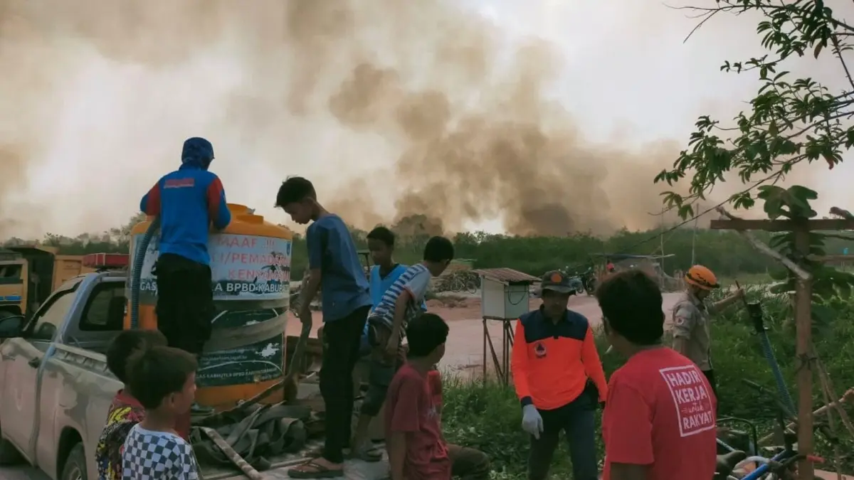 PEMANTAUAN: Petugas gabungan BPBD Kabupaten Banjar memantau kebakaran hutan dan lahan di kawasan rawa yang sulit dijangkau kendaraan roda empat. (Foto: BPBD Banjar)