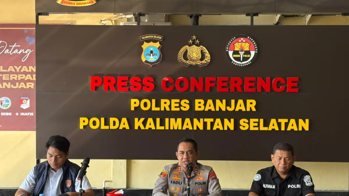 RILIS: Kapolres Banjar AKBP Dr Fadli memaparkan hasil pengungkapan lima kasus pembunuhan yang terjadi di Kabupaten Banjar sepanjang Januari hingga Juli 2026. (Foto: Fadlan Zakiri/Radar Banjarmasin)