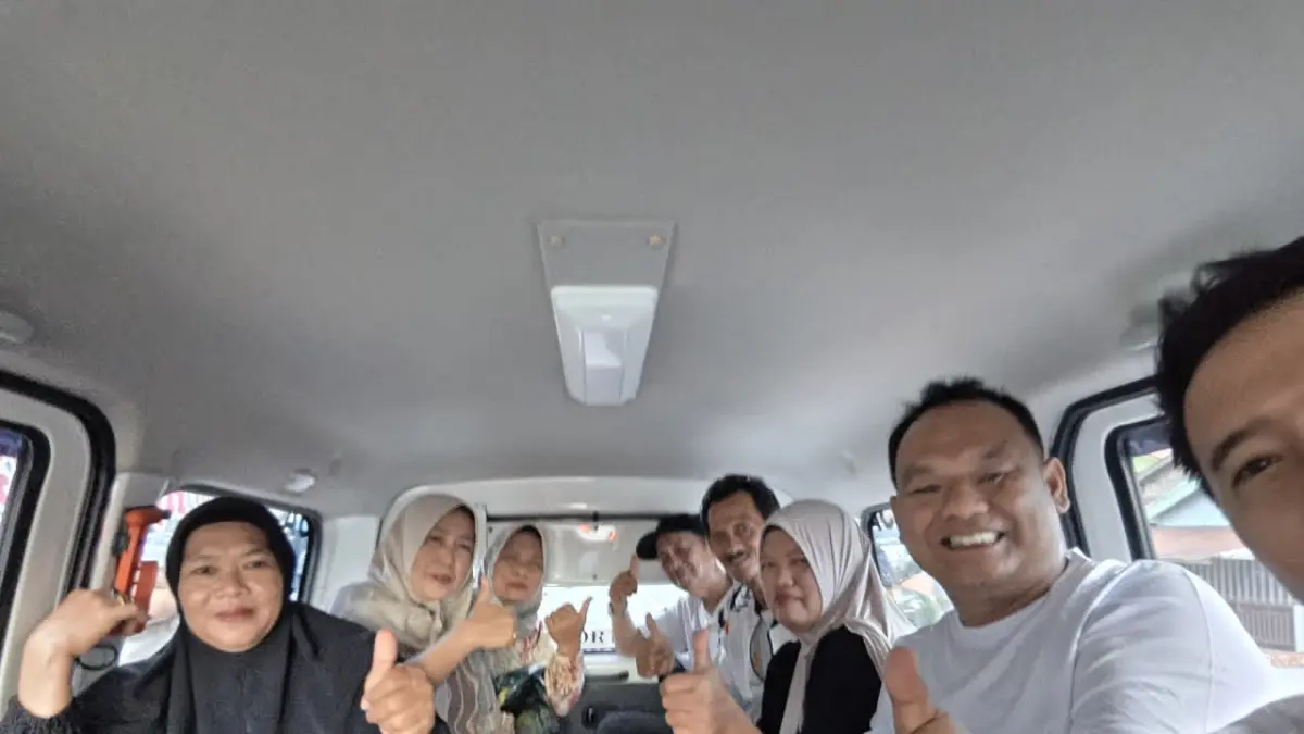 SENANG: Wakil Ketua DPRD Kotabaru, Awaludin bersama pengurus KONI Kotabaru dan masyarakat menikmati Trans Saijaan.(Foto: Awaludin)
