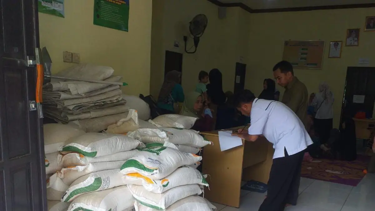 STOK PANGAN AMAN: Tumpukan karung beras cadangan milik Pemerintah Kabupaten Balangan yang disiapkan untuk mengantisipasi masa darurat bencana dan gejolak harga pangan di pasaran. (M Dirga/ Radar Banjarmasin)