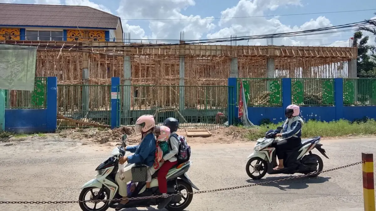SUDAH JALAN: Aktivitas pembangunan gedung baru Puskesmas Sungai Andai. DPRD Kota Banjarmasin mengingatkan seluruh SKPD agar memasang papan informasi proyek sebagai bentuk keterbukaan kepada masyarakat.