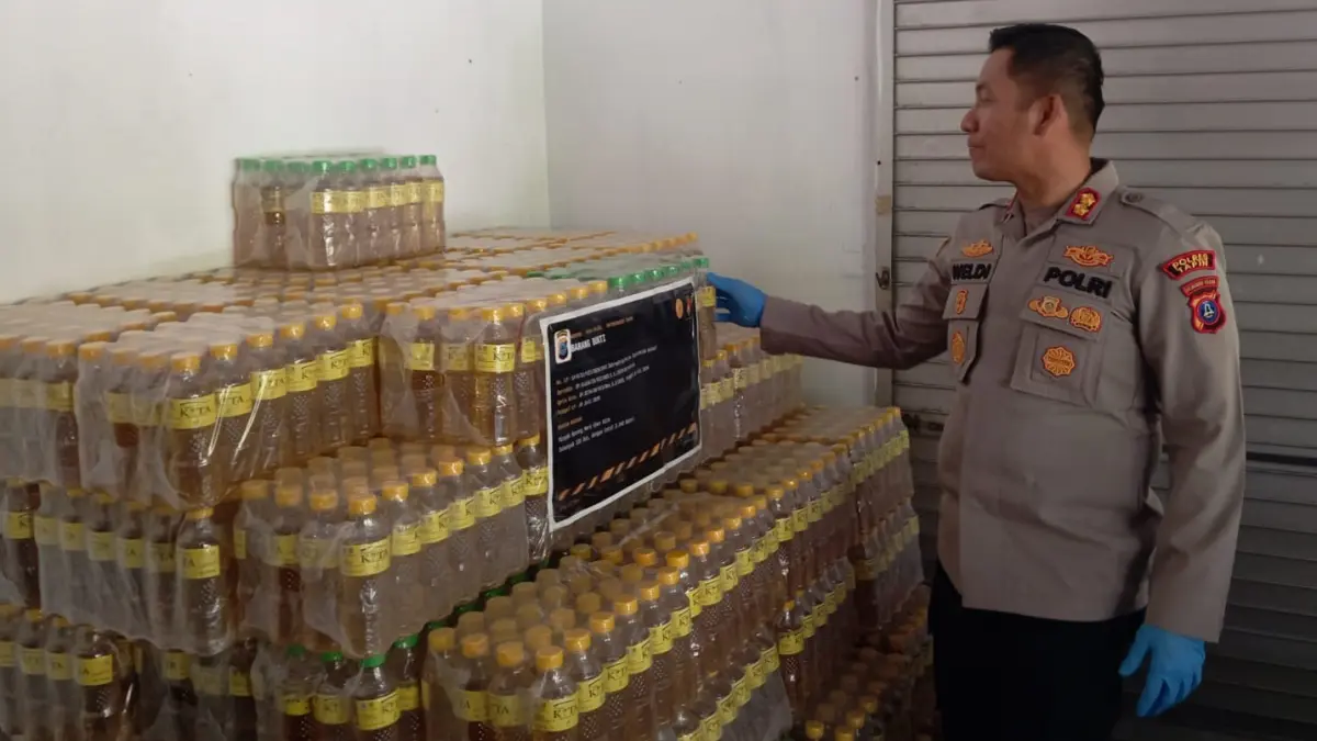 TERGIUR MINYAK MURAH: Barang bukti yang sudah diamankan Polres Tapin dalam kasus sindikat produk bermasalah.