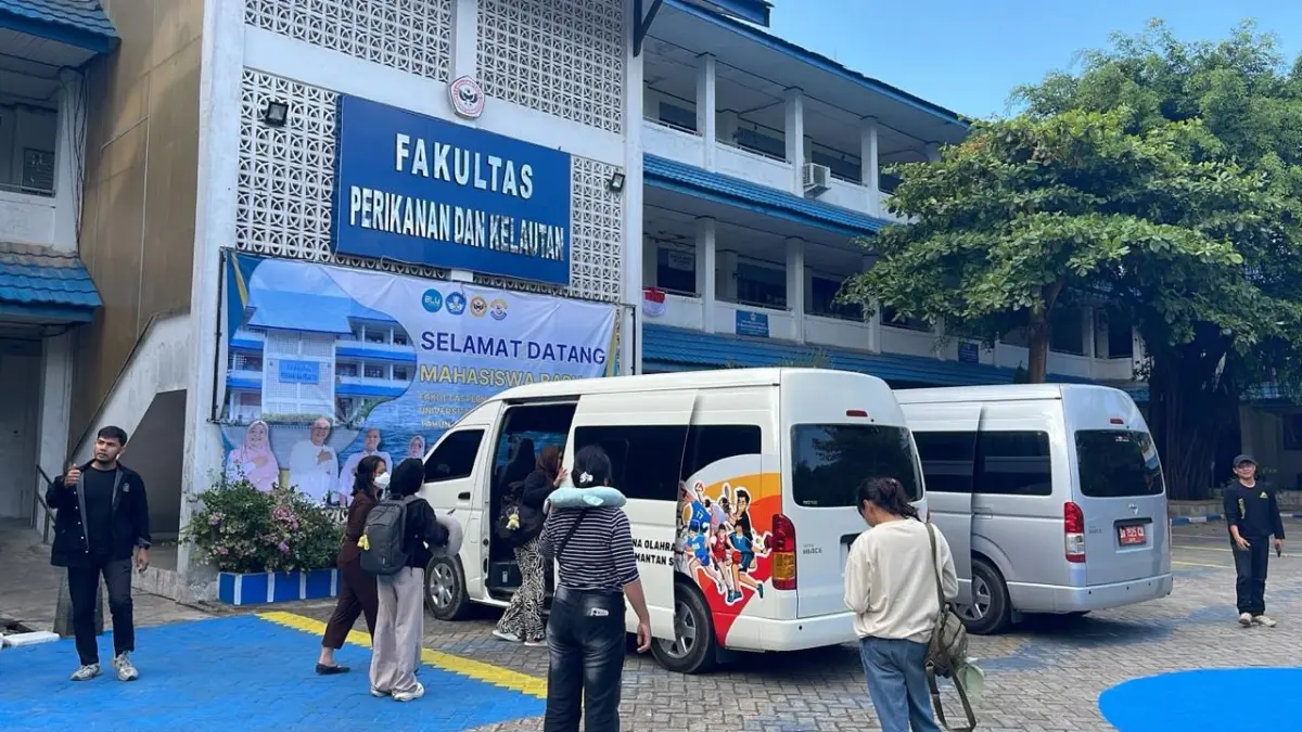 DIPULANGKAN: Rombongan mahasiswa KKN-LH Kelompok Desa Batulicin Irigasi tiba di Kampus ULM Banjarbaru, Minggu (2/8), setelah dipulangkan menyusul kecelakaan lalu lintas di Kabupaten Tanah Bumbu. Mahasiswa selanjutnya menjalani pendampingan dan pemulihan psikologis bersama keluarga.