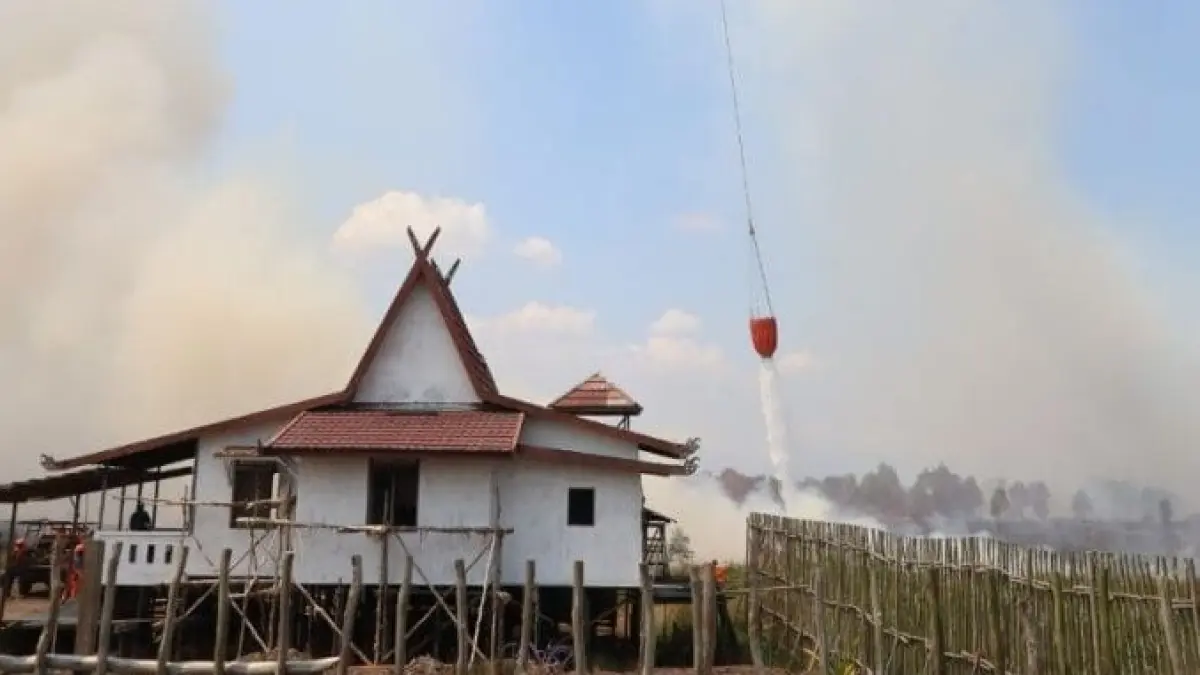 ARMADA UDARA: Helikopter water bombing saat melakukan pemadam Karhutla dari udara.