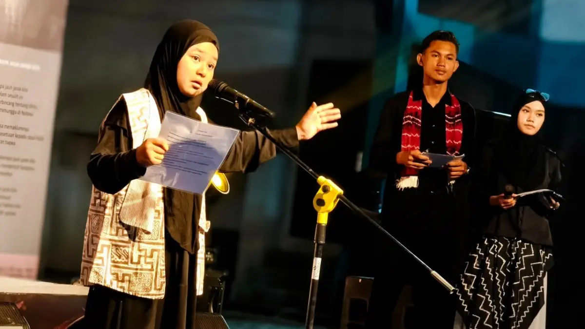BACAKAN: Seorang peserta membawakan puisi dengan penuh penghayatan pada puncak HPI 2026 bertajuk Puisi dalam Banyak Wajah di UPTD Taman Budaya Provinsi Kalsel, Banjarmasin, Sabtu (1/8) malam. (Foto: Rahim untuk Radar Banjarmasin)