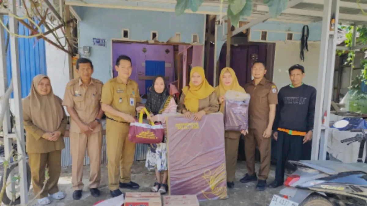 BANTUAN:Camat Alalak Didik Hariadi menyerahkan bantuan kepada keluarga korban kebakaran yang menelan korban jiwa. (Maulana)&nbsp;