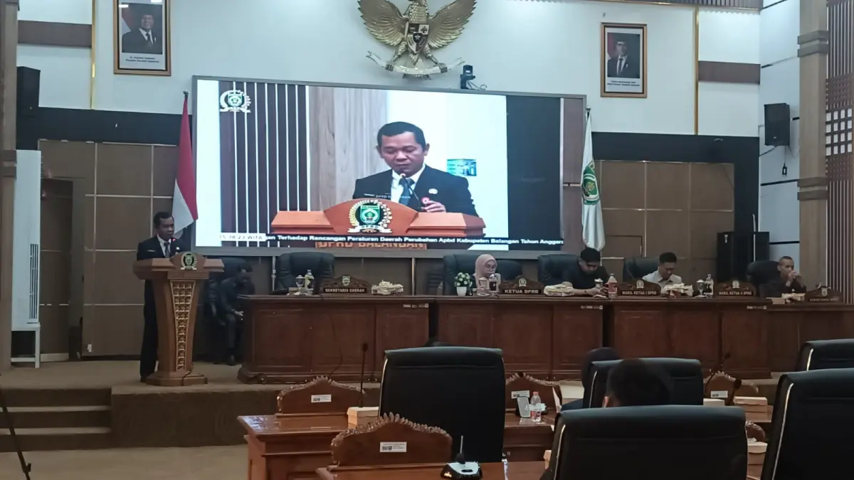 EFISIENSI ANGGARAN: Suasana rapat penyesuaian keuangan daerah yang menyoroti pemangkasan dana desa dari pusat dan perubahan fokus pembangunan infrastruktur di Kabupaten Balangan. (Hendry untuk Radar Banjarmasin)