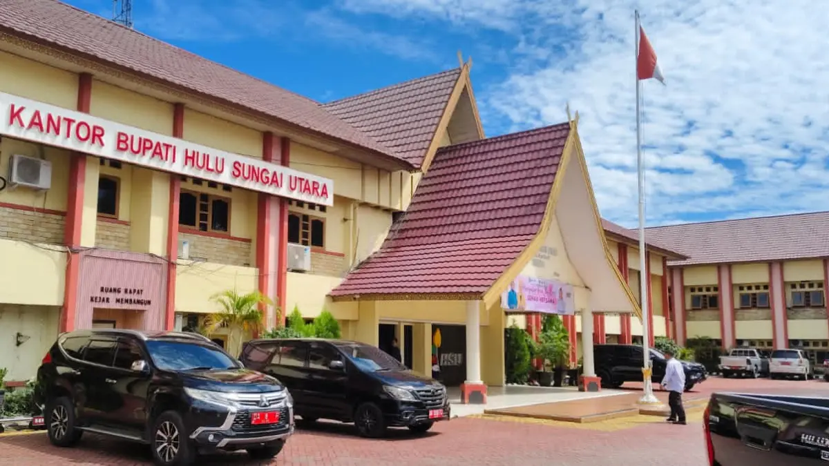 IMBAUAN: Pemkab HSU mengajak seluruh elemen masyarakat memasang Bendera Merah Putih, menghias lingkungan, serta menjaga kebersihan, keamanan, dan ketertiban selama peringatan HUT ke-81 RI. (Foto: M Akbar/Radar Banjarmasin)&nbsp;