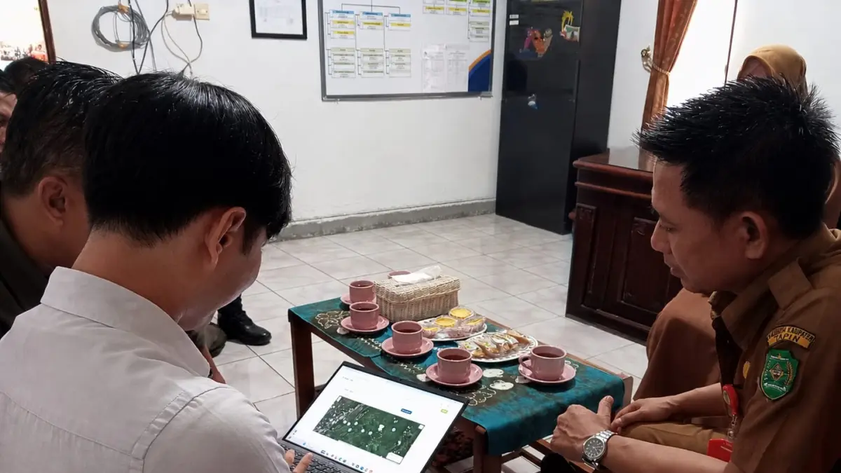 Kepala Dinas Perindustrian Tapin Herliwansyah bersama pegawainya memperlihatkan titik lokasi Koperasi Desa dan Kelurahan Merah Putih di Tapin. (Rasidi Fadli/Radar Banjarmasin)&nbsp;