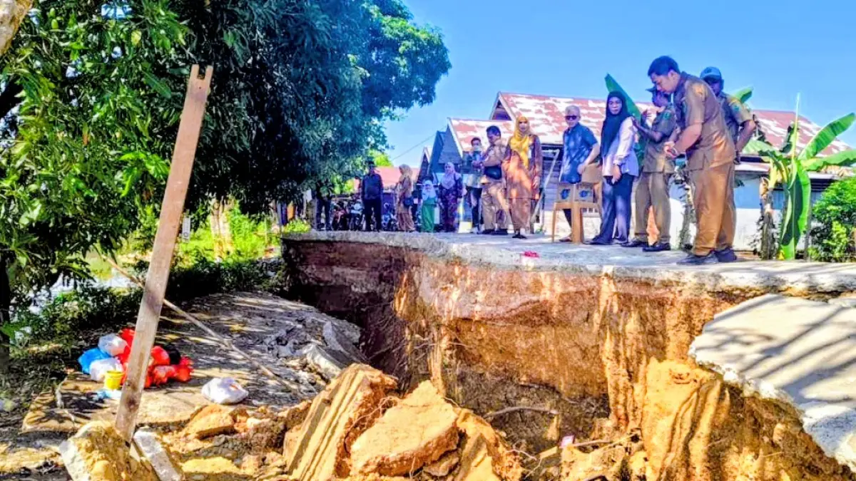 Lokasi jalan ambles di bantaran Sungai Tabalong, Desa Panangkalaan, Kecamatan Amuntai Utara. (M Akbar/Radar Banjarmasin)