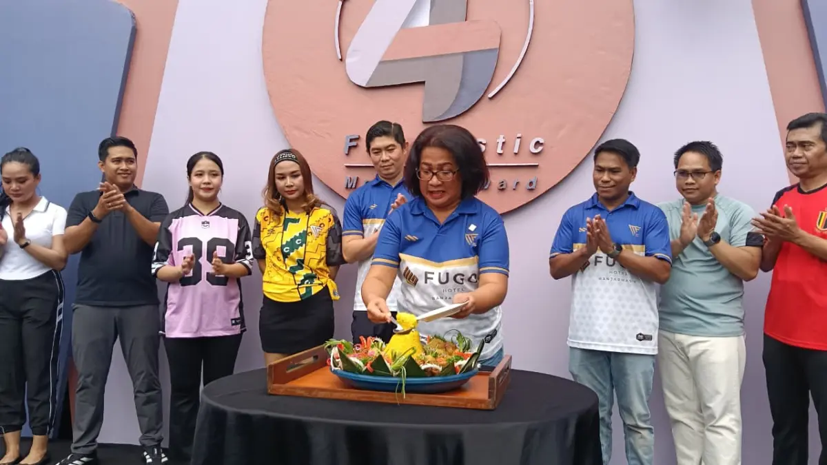 MELANGKAH: GM FUGO Hotel Banjarmasin, Anastasia Damayanti Potong tumpeng ulang tahun FUGO Hotel Banjarmasin yang ke-4 di Sante Coffee, Senin (3/8/2026).(Foto-foto: FUGO Hotel Banjarmasin)