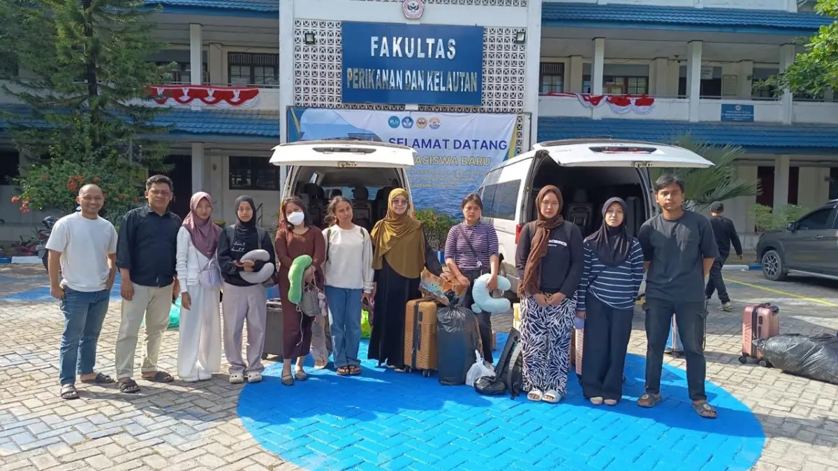 MOMEN: Tim Mobilitas Kegiatan Belajar Terpadu (MKBT), dosen pendamping, dan mahasiswa KKN-LH Kelompok Desa Batulicin Irigasi berfoto bersama usai proses pemulangan di Kampus ULM Banjarbaru sebagai bentuk dukungan dan pendampingan pascamusibah.