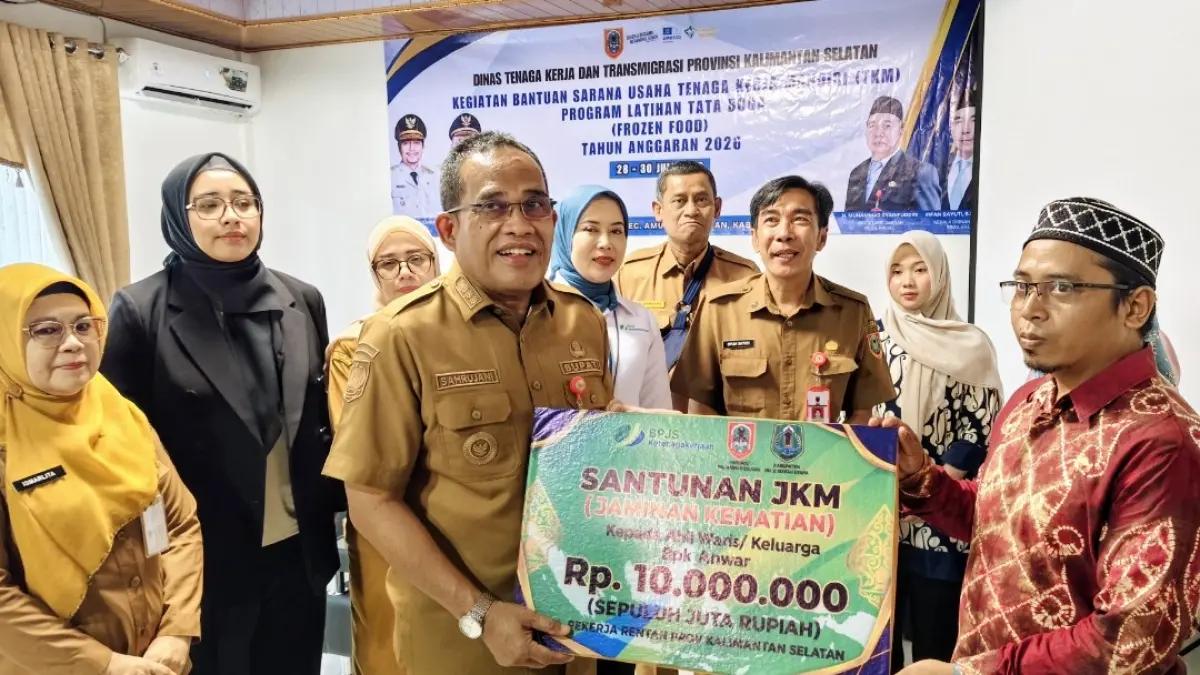 MOMEN:Bupati HSU, H Sahrujani hadir dalam pelatihan sarana usaha tenaga kerja mandiri, sekaligus penyerahan santunan BPJS Ketenagakerjaan bagi pekerja rentan di Gedung Adipati, Kecamatan Amuntai Selatan, Senin (27/7/2026).(Foto: Pemkab HSU)&nbsp;