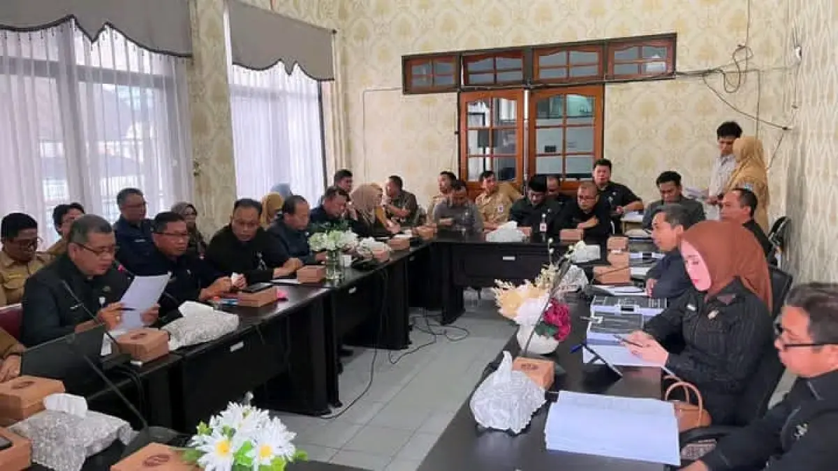 PAJAK: Komisi III DPRD HSS dalam rapat pembahasan perubahan Perda pajak retribusi daerah. (Foto: DPRD HSS)&nbsp;