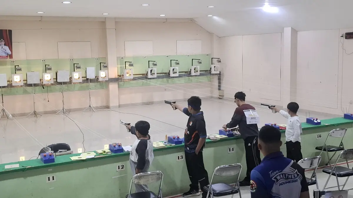 Para atlet menembak kategori youth, Air Pistol mengikuti pertandingan Wali Kota Cup 2026 di Banjarmasin. (Maulana/Radar Banjarmasin)