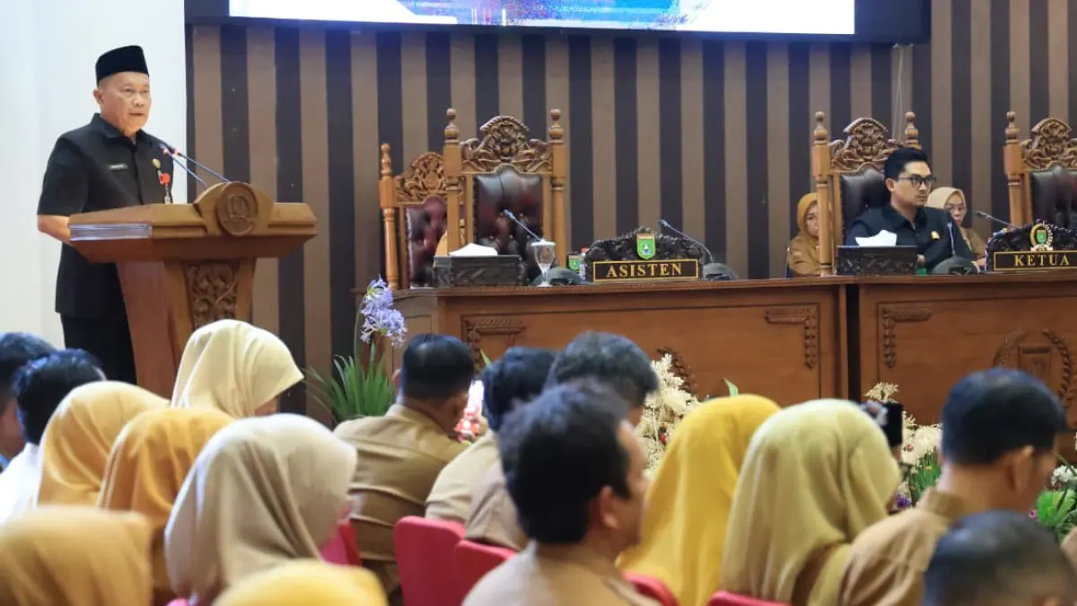 PARIPURNA: Asisten Ekonomi dan Pembangunan Setda Tanah Bumbu Eryanto Rais membacakan jawaban Bupati atas pemandangan umum fraksi-fraksi DPRD terhadap Raperda Perubahan Kedua Perda Nomor 1 Tahun 2024.