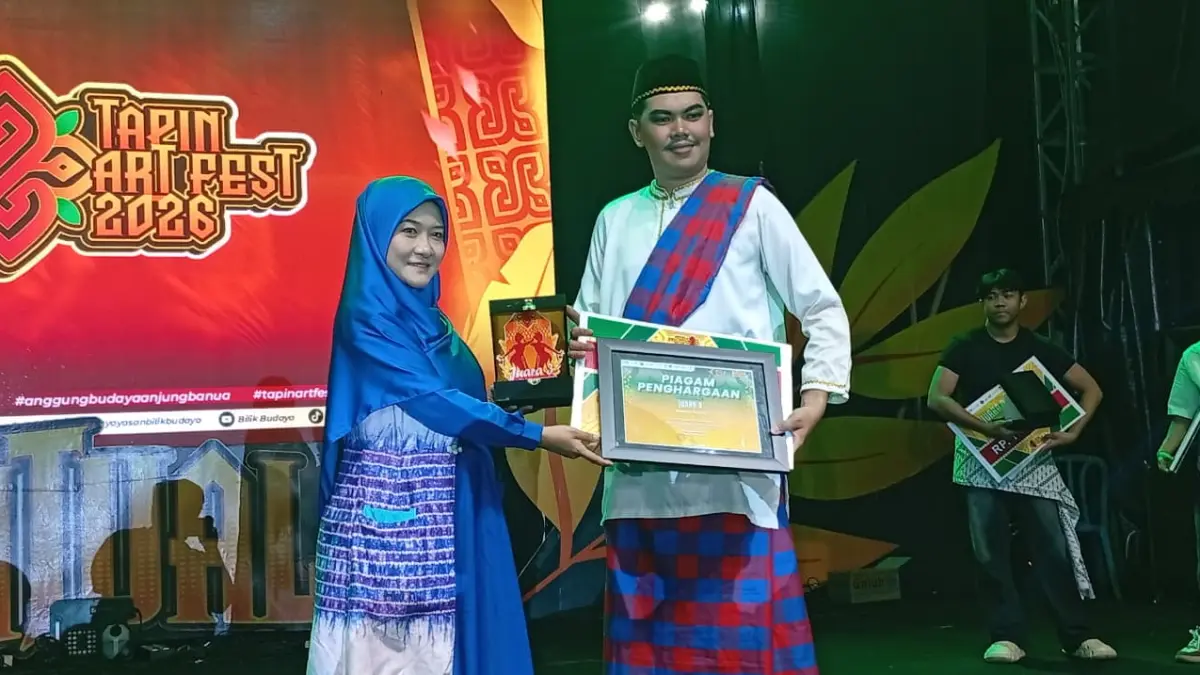 Perwakilan penari Posko La Bastari Kandangan menerima penghargaan sebagai Juara III lomba Parade Tari Kalimantan di Tapin Art Fest 2026.(Foto: M Padil Ihsan/Radar Banjarmasin)