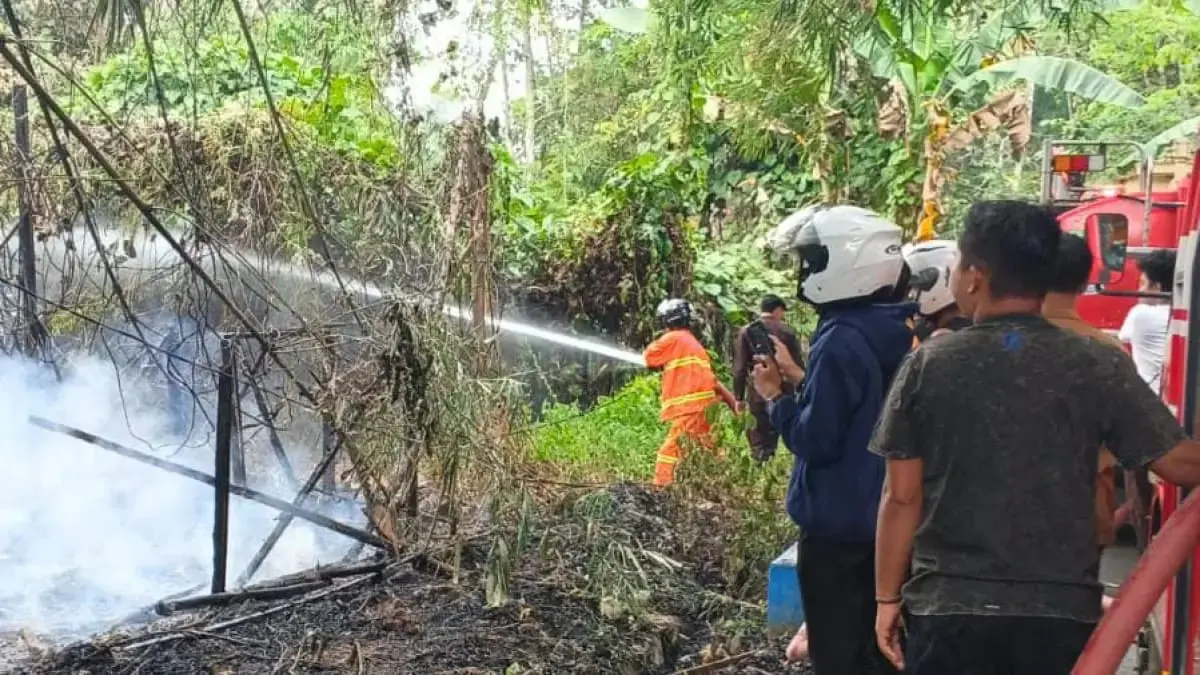 Petugas memadamkan lahan yang terbakar. Tingginya Cuaca ekstrem yang memicu rentetan kejadian kebakaran membuat BPBD Balangan menetapkan status darurat. (M Dirga/ Radar Banjarmasin)