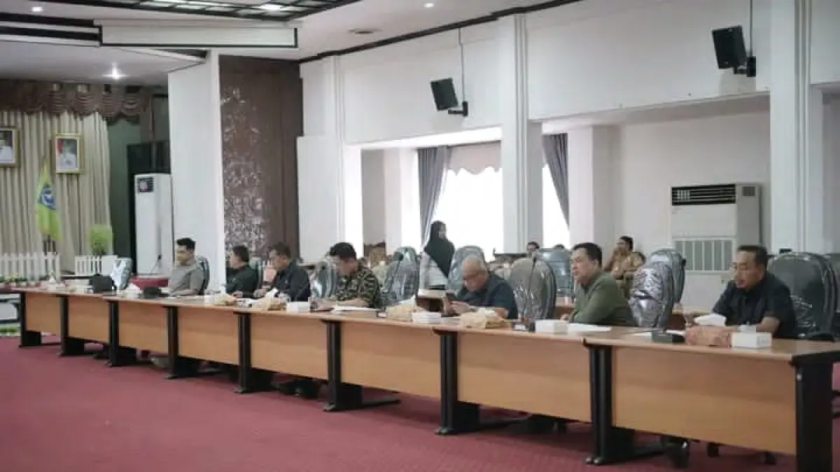 PJLP: Komisi I DPRD HSS bersama Eksekutif dalam rapat pembahasan kebijakan PJLP. (Foto: DPRD HSS)&nbsp;