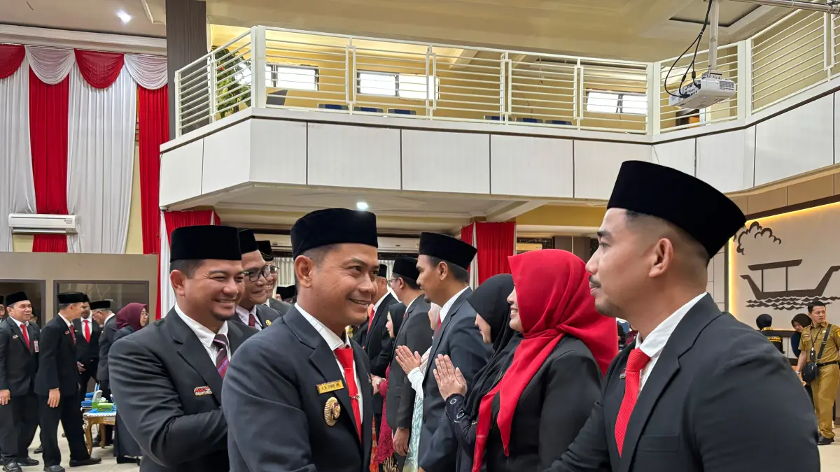 SELAMAT: Wali Kota Banjarmasin, Muhammad Yamin HR memberikan selamat kepada sejumlah Kepala SKPD yang baru dilantik. (Zulvan Rahmatan/Radar Banjarmasin)