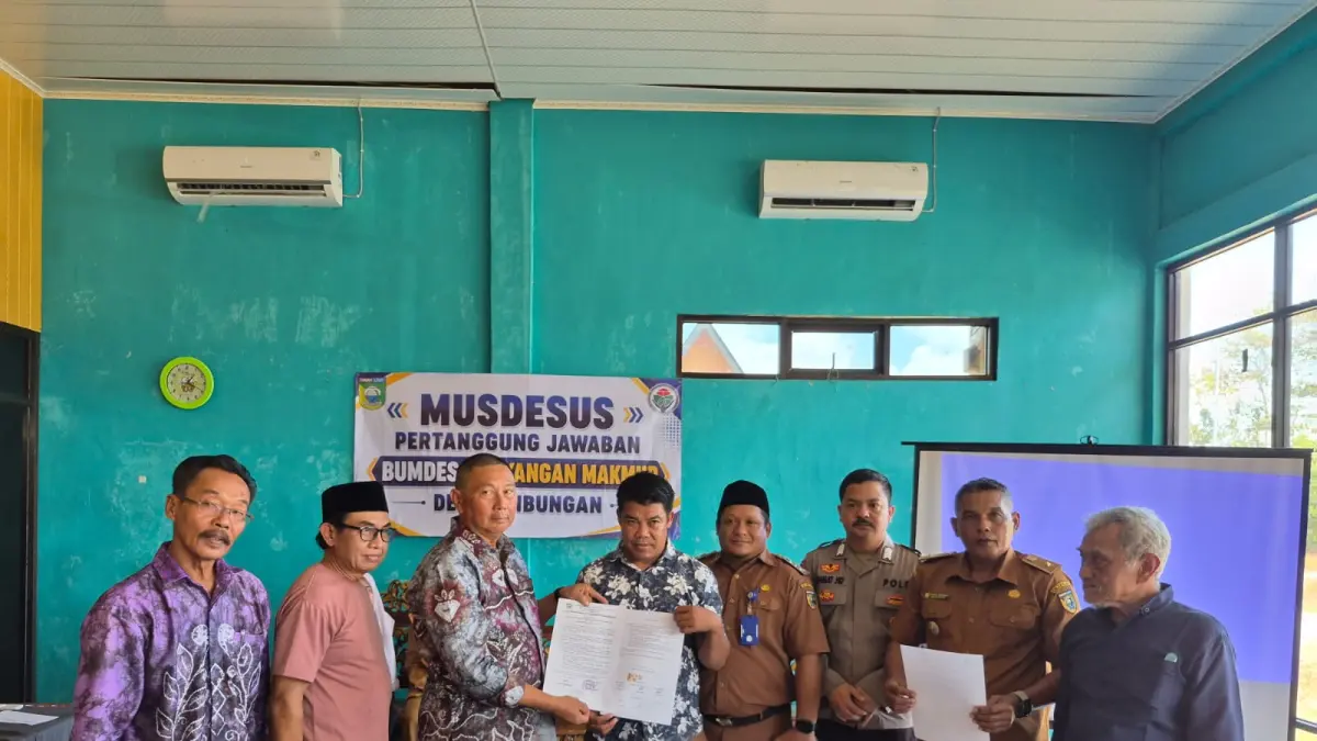 SEPAKAT : Ketua BPD Ambungan H Syamsu Udaya dan Direktur BUMDes Khayangan Makmur Desa Ambungan Najaruddin menunjukkan berita acara dan kesepakatan Musdesus pada Senin (3/8/2026). (Foto : Norsalim Yahya/Radar Banjarmasin)