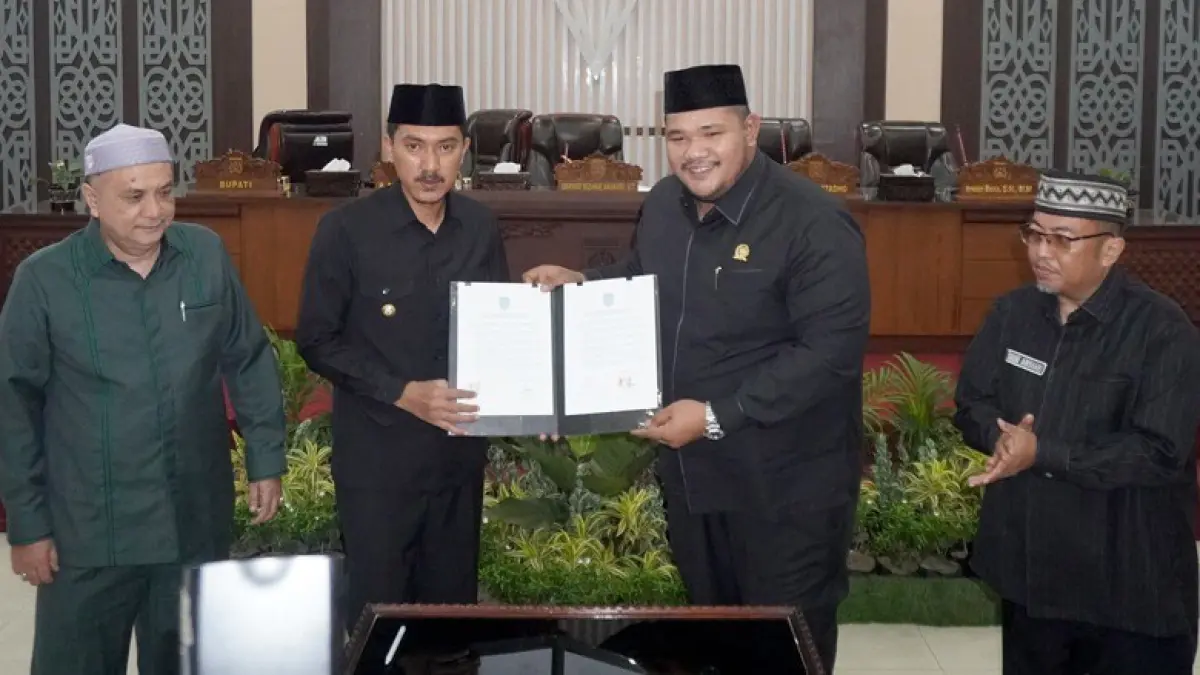 SERAH TERIMA: Bupati Banjar H Saidi Mansyur menyampaikan Rancangan Kebijakan Umum Perubahan Anggaran dan Prioritas Plafon Anggaran Sementara (KUPA-PPAS) Tahun Anggaran 2026 pada rapat paripurna DPRD Kabupaten Banjar di Martapura, Senin (3/8/2026).