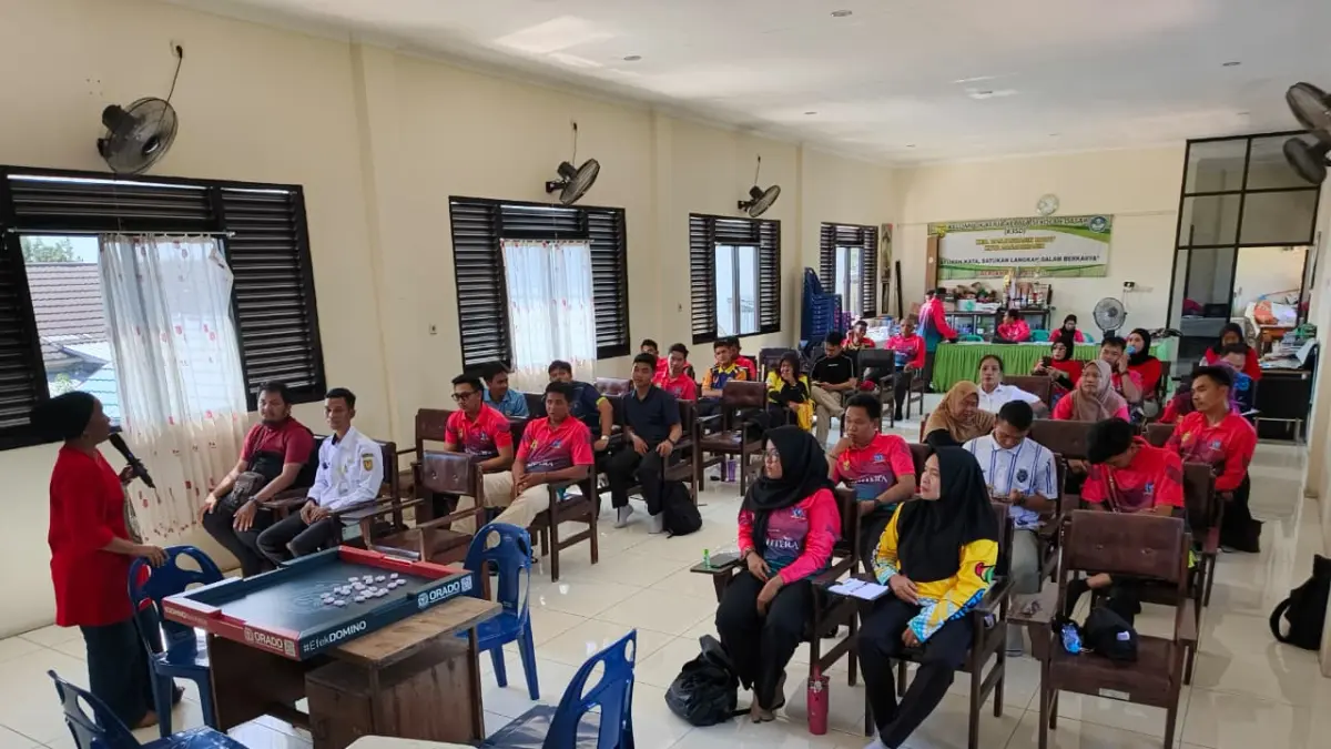 SOSIALISASI: Pengurus ORADO Kota Banjarmasin bersama anggota KKG PJOK saat sesi sosialisasi permainan domino orado kepada para guru olahraga di Kota Banjarmasin.(M Idris Jian Sidik)