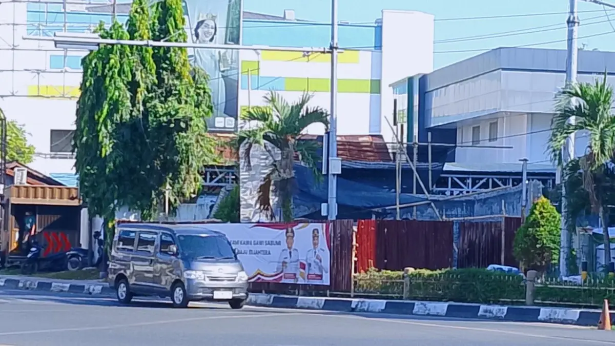 Wali Kota Banjarmasin Muhammad Yamin HR menyampaikan permohonan maaf terkait polemik pembongkaran monumen dan memastikan karya seni serta relief tetap dipertahankan. (Endang Syarifuddin/Radar Banjarmasin)