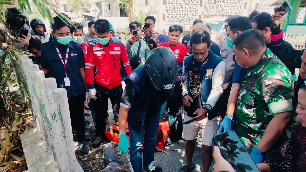 Warga Jalan Antasan Kecil Barat (AKB), Kampung Arab, RT 14, Kelurahan Pasar Lama, Banjarmasin Tengah, geger setelah mendapati seorang pria meningga dunia, Senin (3/8/2026). (Maulana/Radar Banjarmasin)
